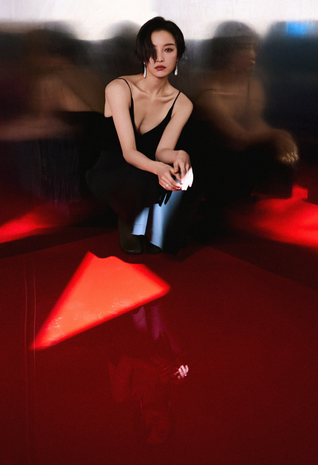 倪妮穿V领吊带裙大秀好身材 利落短发造型又美又飒