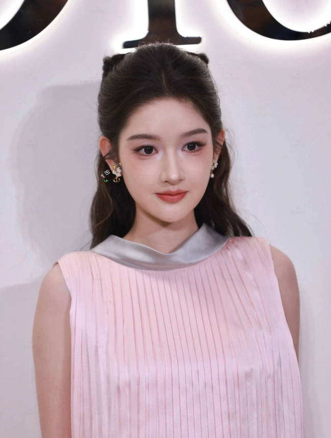 从卧蚕到P图！王玉雯再揽责 回应AI感争议