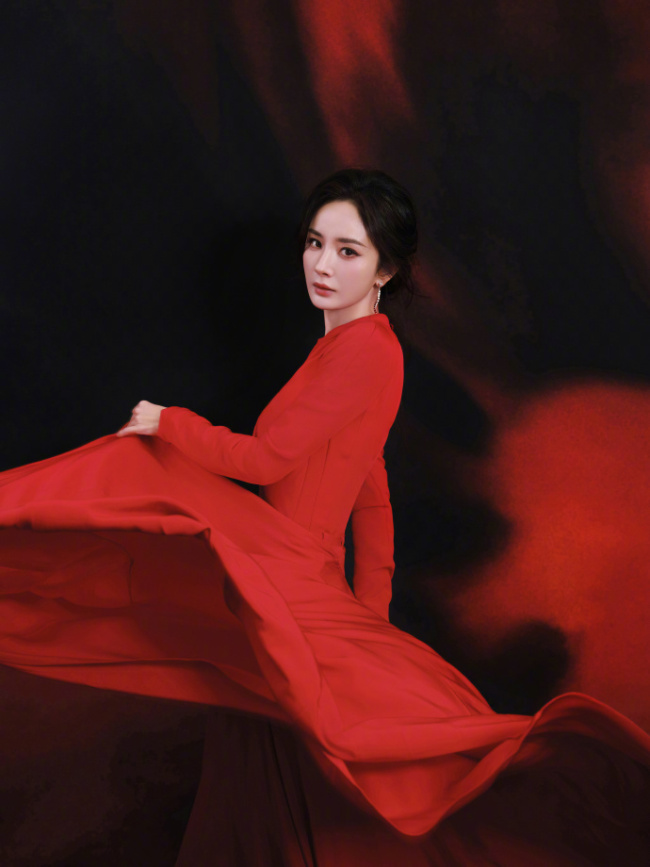 杨幂穿红裙拍摄写真 暗红丝绒浓烈也慵懒