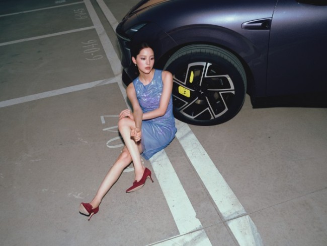 欧阳娜娜化身性感车模 穿蓝色连衣裙展露曼妙身姿