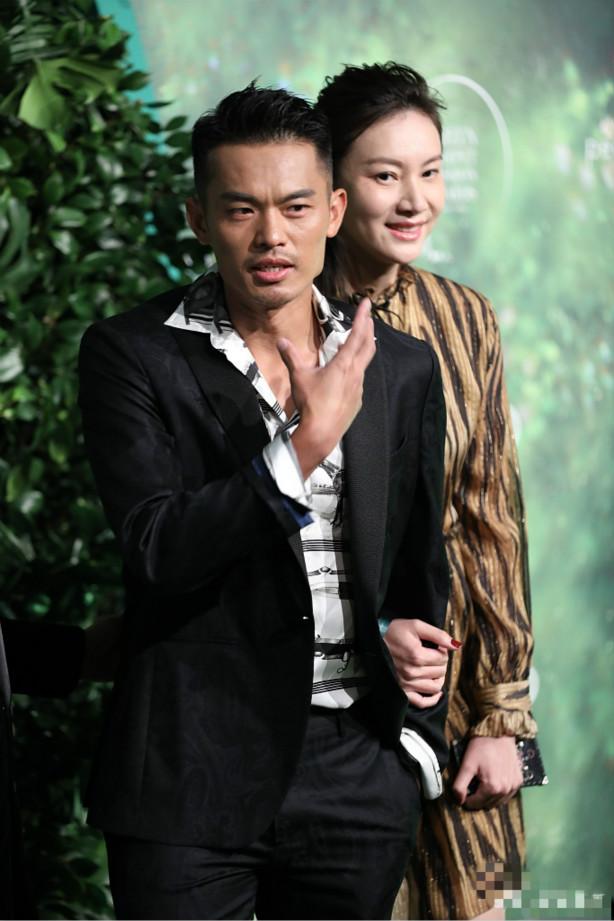 林丹谢杏芳合体秀恩爱,表情僵硬似蜡像,又被嘲摆拍作秀