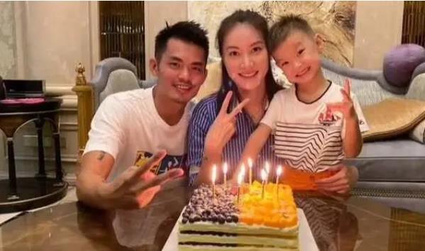 林丹谢杏芳合体秀恩爱,表情僵硬似蜡像,又被嘲摆拍作秀