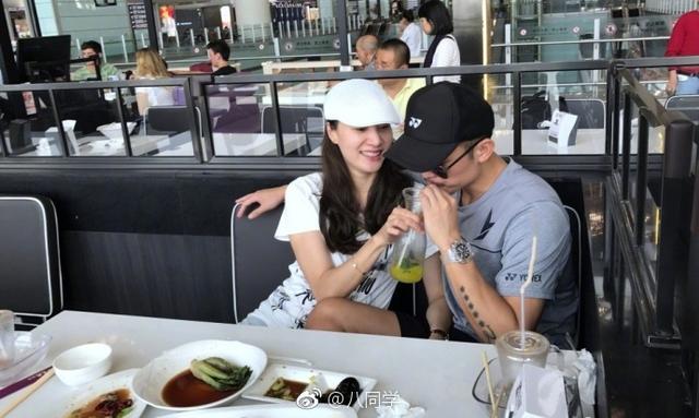 林丹谢杏芳合体秀恩爱,表情僵硬似蜡像,又被嘲摆拍作秀