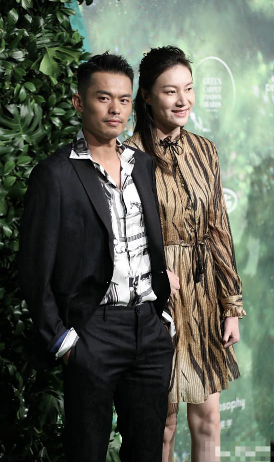 林丹谢杏芳合体秀恩爱,表情僵硬似蜡像,又被嘲摆拍作秀