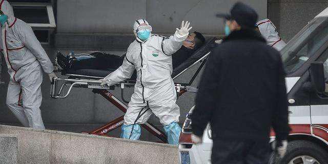 美军开进纽约抗击疫情，民众被吓得魂不附体