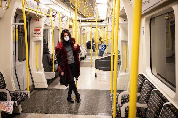 英国首相约翰逊喊话民众：要不待在家里，要不警察来找你