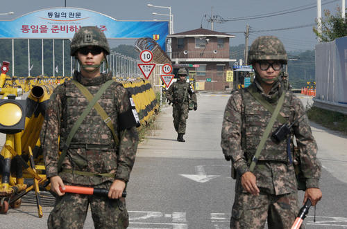 韩军下发新冠防疫指南 官兵当面汇报时要保持2米距离