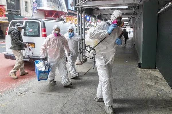 美国在疫情悬崖边晃荡，想求援中国却张不开嘴？