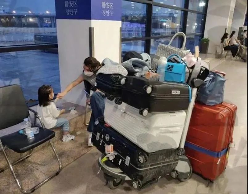 何猷启前妻回娘家贵妇不再…带俩女儿睡大巴，自曝眼睛已哭肿