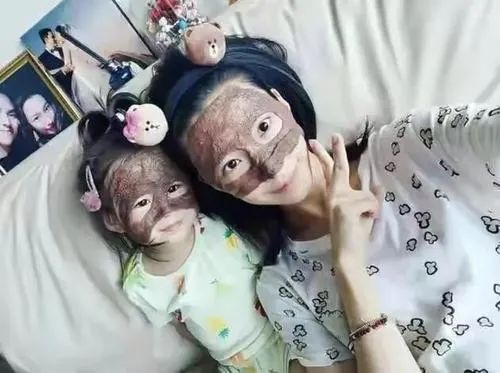何猷启前妻回娘家贵妇不再…带俩女儿睡大巴，自曝眼睛已哭肿