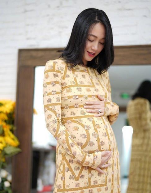 朱丹素颜寺庙祈福，怀孕不足五月肚大如箩