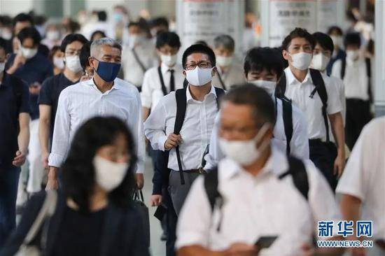  ▲7月31日，在日本东京，人们戴口罩出行。（新华社记者 杜潇逸 摄）