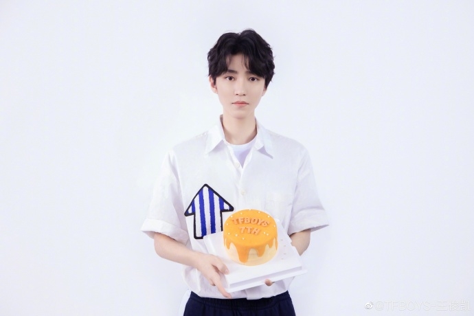 TFBOYS庆祝出道七周年 手捧定制蛋糕清爽帅气