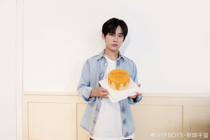 TFBOYS庆祝出道七周年 手捧定制蛋糕清爽帅气