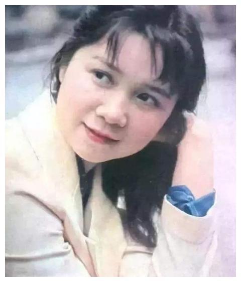 蔡明曾经有多美？12岁出道一举成名，老公为追她写100封情书