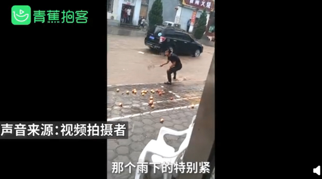 暴雨中男子用漏勺在门口捞苹果是怎么回事？什么情况？终于真相了！原来是这样！