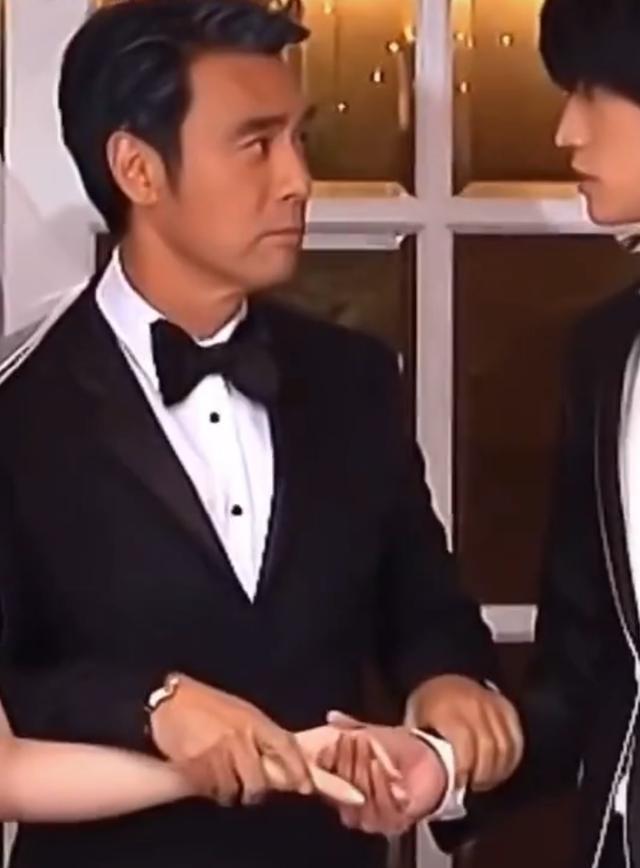 看女婿眼神如仇人!钟镇涛女儿结婚，转身抹泪令人感触万分!