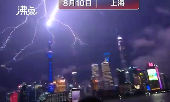 大片！上海东方明珠塔被闪电击中，现场画面超震撼！