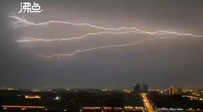 大片！上海东方明珠塔被闪电击中，现场画面超震撼！