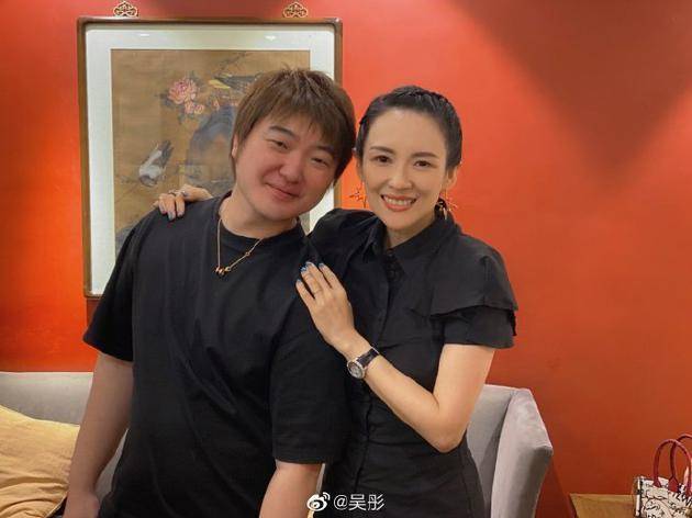 吴彤晒与章子怡汪峰聚会合照 吴桐是谁?都拍过什么作品?