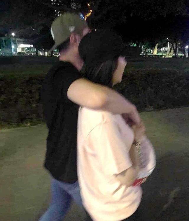 林心如霍建华庆祝结婚四周年 娇羞靠肩少女心十足