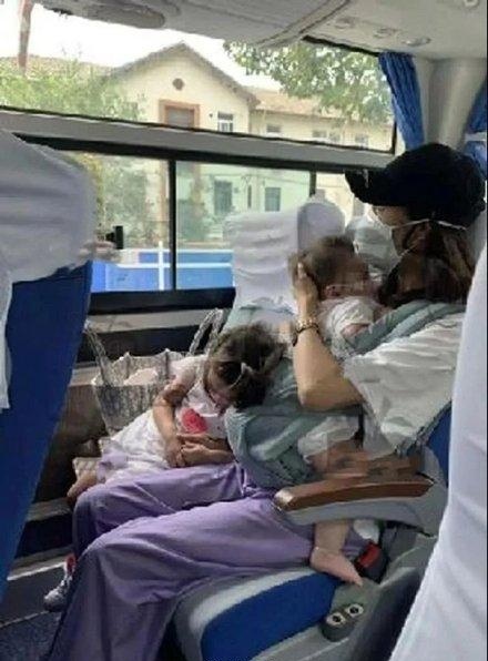 窦骁反手抱女友满眼爱意，何超莲害羞躲男友怀里