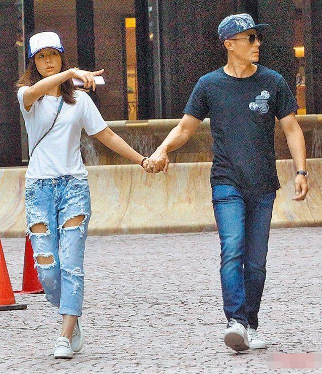 林心如霍建华庆祝结婚四周年 娇羞靠肩少女心十足
