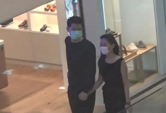 窦骁反手抱女友满眼爱意，何超莲害羞躲男友怀里