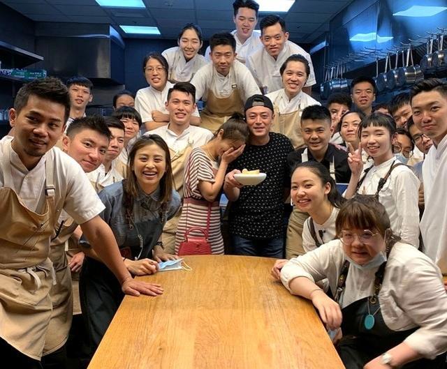 林心如霍建华庆祝结婚四周年 娇羞靠肩少女心十足