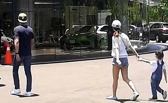 霍建华林心如女儿“小海豚”真名被曝光 网友：好接地气