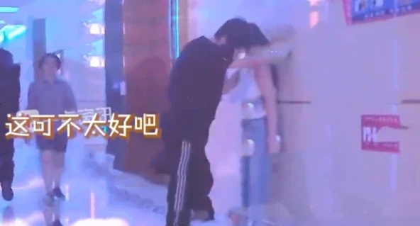 这才是真相!王岳伦与女子举止亲密 好友发文回应,他只是喝多了站不稳
