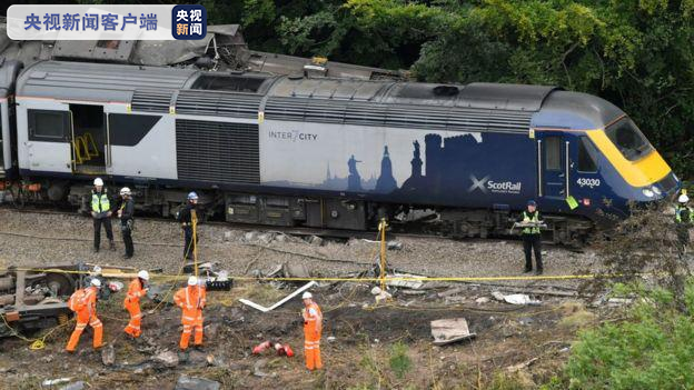 英国苏格兰脱轨火车遭遇山体滑坡 致3人死亡6人受伤
