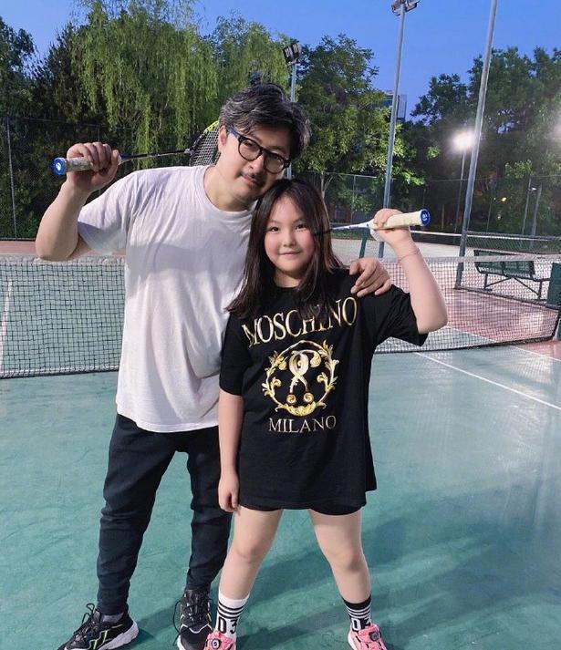 【最新】王岳伦与女子举止亲密照曝光 当晚究竟发生了什么?