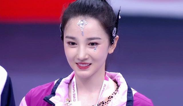 陈小纭女子艺术体操冠军 身姿挺拔令人羡 动作行云流水震撼全场