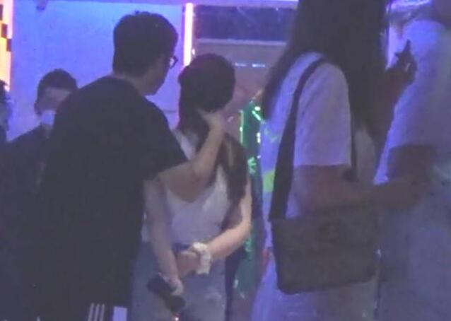 正面照曝光王岳伦再曝与美女搂腰亲密照 这次也是喝多了？