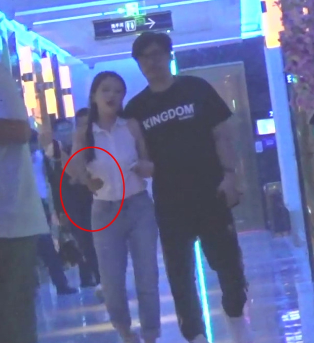 【壁咚搂腰门】王岳伦表白李湘王诗龄力破离婚传言 穿的衣服竟和KTV当晚的一样