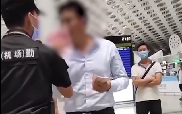 男子机场发飙用一沓钞票砸保安是怎么回事?什么情况?终于真相了！原来是这样!