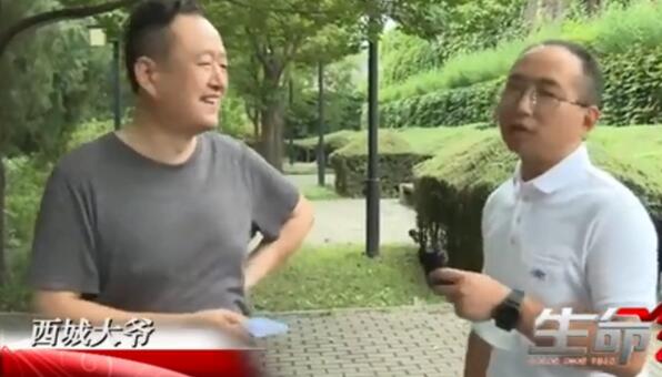 西城大爷首次摘下口罩露真容是怎么回事?什么情况?终于真相了,原来是这样! 