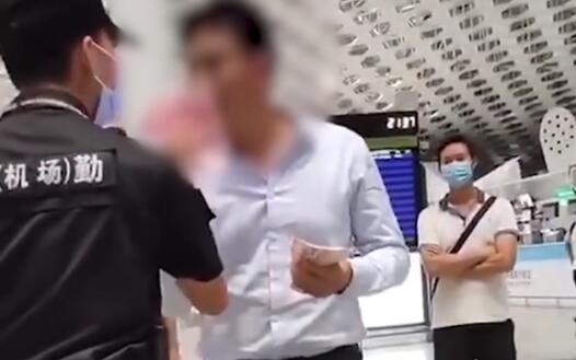 男子机场发飙用一沓钞票砸保安什么情况?终于真相了,原来是这样!