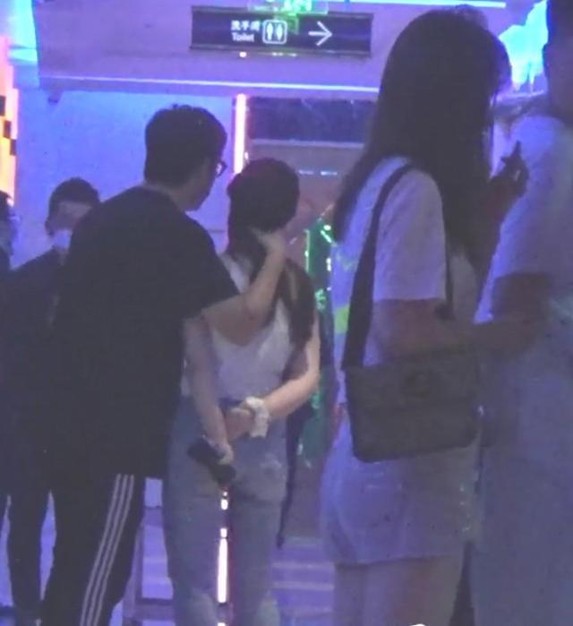 内涵了！王岳伦表白李湘王诗龄再曝与美女搂腰亲密照 李湘发了条晒狗博文