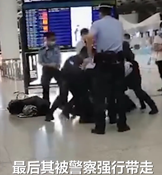 男子机场发飙用一沓钞票砸保安是怎么回事?什么情况?终于真相了！原来是这样!