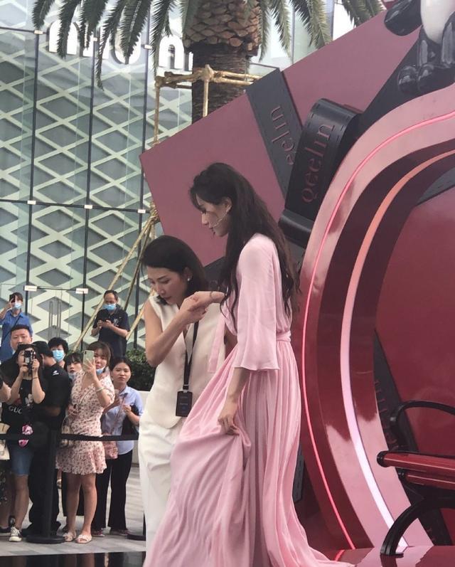 生图杀手！刘诗诗活动生图真抗打 现场被扶着下台待遇如公主般高贵