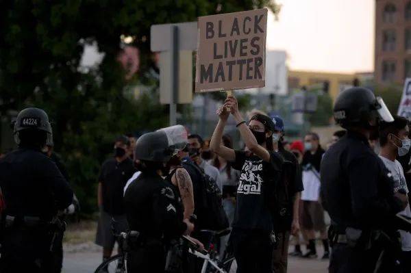▲资料图片：5月27日，在美国洛杉矶，一名抗议者手持写有“黑人的命也是命”字样的标语参加抗议活动。（新华社）