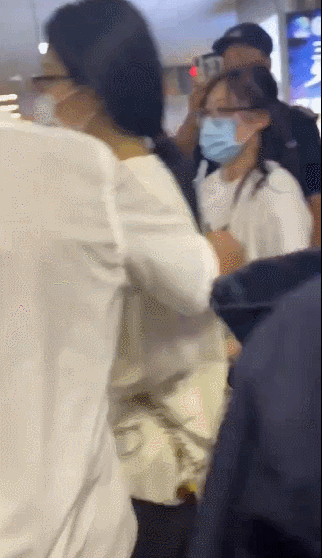 咸猪手！喻言被男子搂背，公司声明：节目组安保，已要求停用