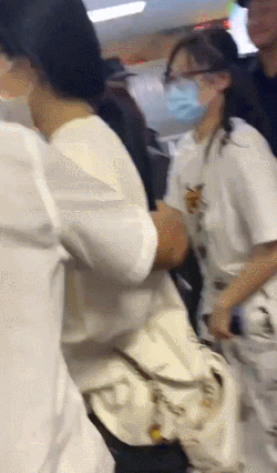 喻言被男子搂背是怎么回事?官方通告此人为节目组安保工作人员什么情况?