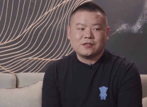岳云鹏P图迪士尼在逃王子 网友调侃：P图师傅至少要收1亿！