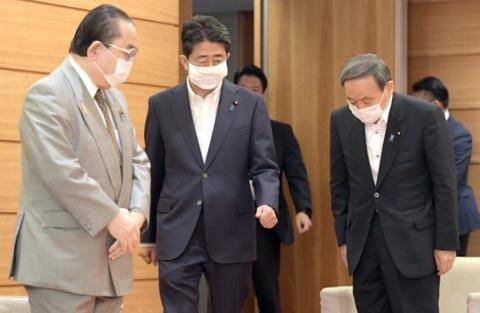 菅义伟（右）和安倍晋三（每日新闻）