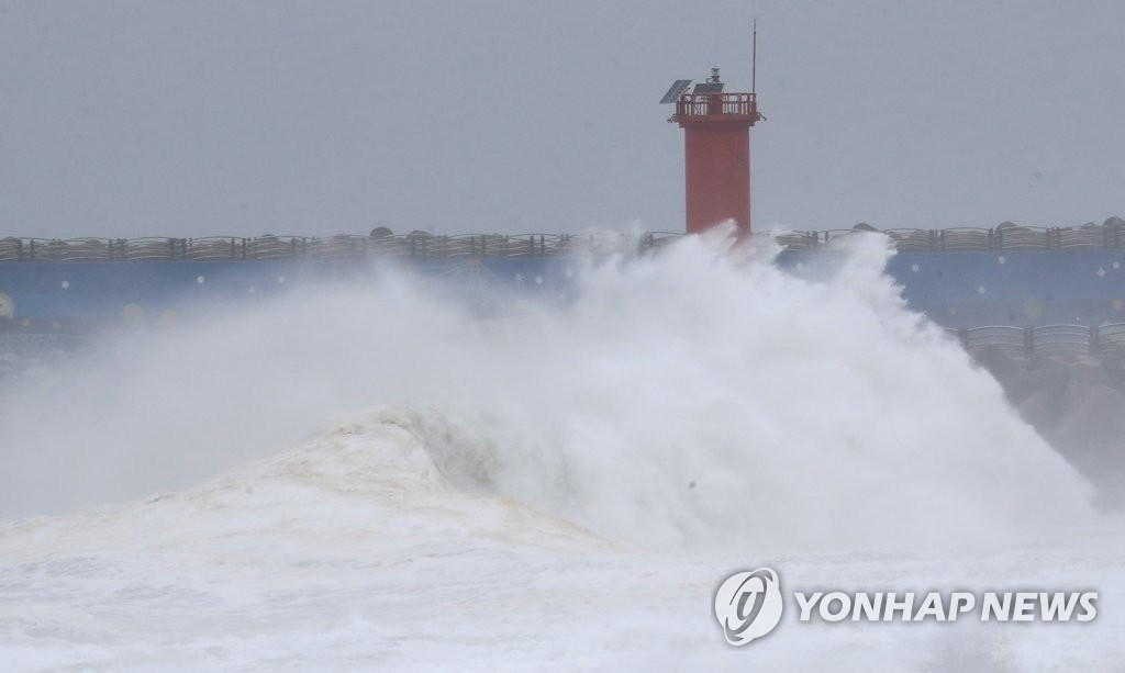 台风路径实时发布系统：第8号台风“巴威”强势登陆韩国济州 来往航线纷纷关停