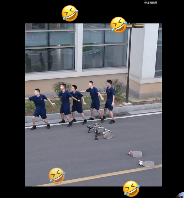 画风突变!消防员训练开小差跳俏皮舞,被班长发现后秒怂变俯卧撑