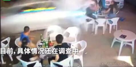 【最新】警方通报小车冲过夜市撞飞数人：司机无证醉驾，4人受伤